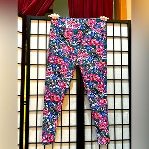 Leggings LuLaRoe flowers on black back ground double stitched like new sz TC2